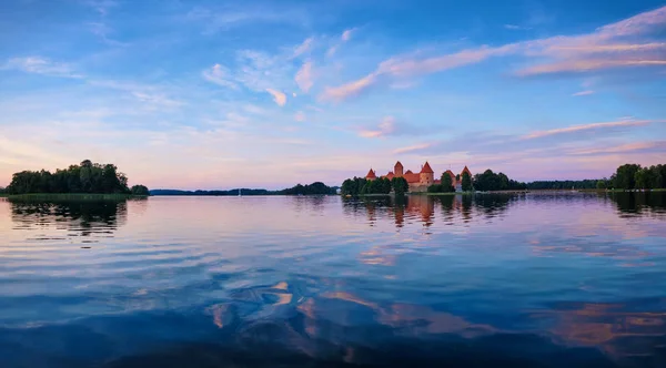 Hrad Trakai Island v jezeře Galve, Litva — Stock fotografie