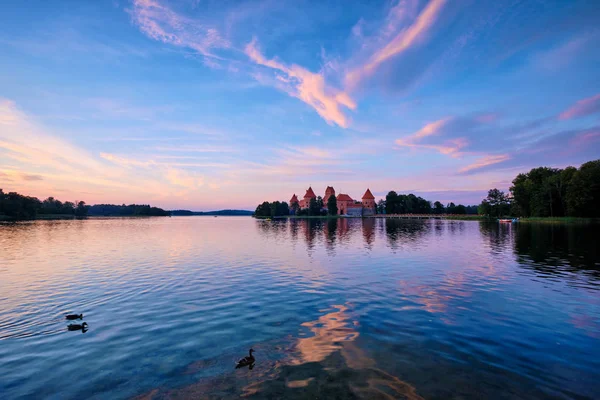 Тракайський замок на озері Гальве (Литва). — стокове фото