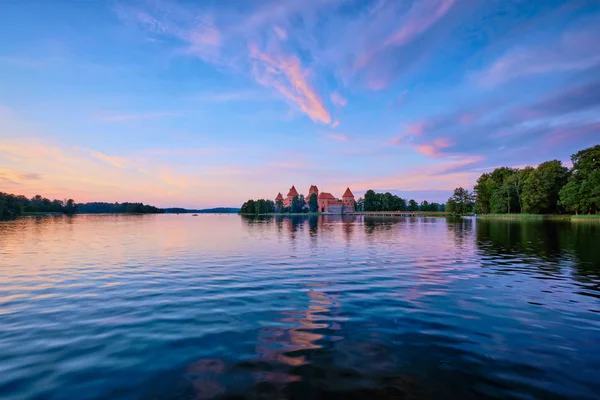Castillo de la isla de Trakai en el lago Galve, Lituania — Foto de Stock