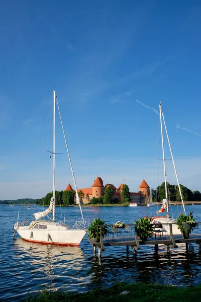 Тракайский замок на озере Гальве, Литва — стоковое фото