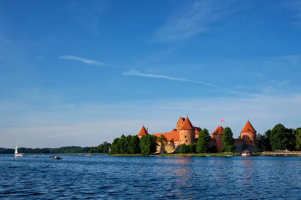 リトアニアのガルヴェ湖にあるトラカイ島城 — ストック写真