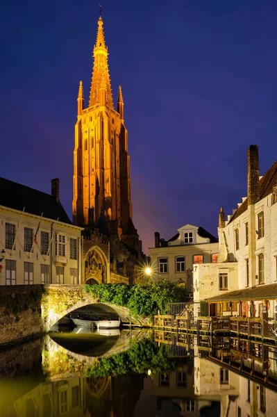 Church of Our Lady and canal. Brugge Bruges, Belgium — Stock Photo, Image