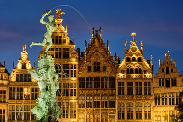 Antwerpia Grote Markt ze słynną rzeźbą Brabo i fontanną w nocy, Belgia — Zdjęcie stockowe