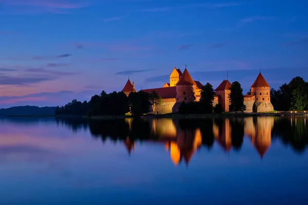 Zamek na wyspie Trakai, Jezioro Galve, Litwa — Zdjęcie stockowe