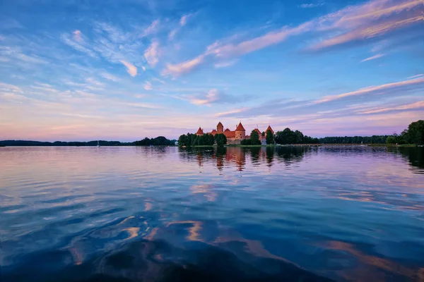 Castillo de la isla de Trakai en el lago Galve, Lituania — Foto de Stock