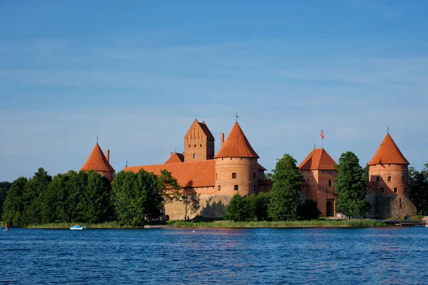 Zamek na wyspie Trakai, Jezioro Galve, Litwa — Zdjęcie stockowe