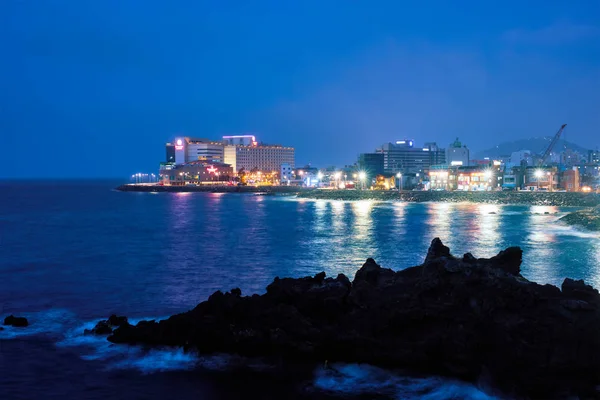 Miasto Jeju oświetlone nocą, Wyspa Czedżu, Korea Południowa — Zdjęcie stockowe