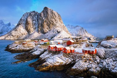 Norveç, Lofoten Adaları 'ndaki Hamnoy balıkçı köyü