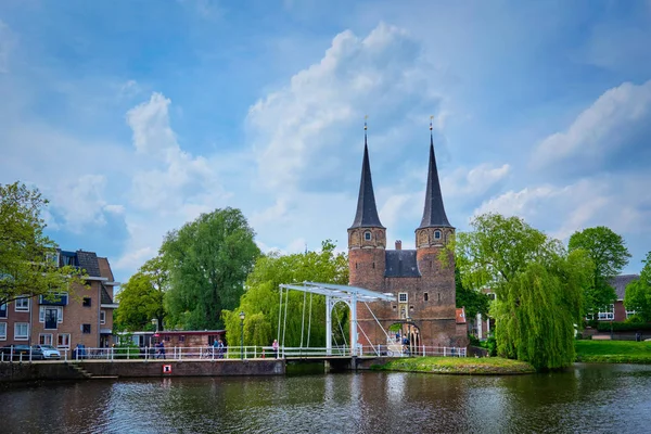 Oostport östra porten av Delft. Delft, Nederländerna — Stockfoto