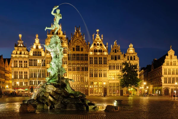Anversa Grote Markt con famosa statua e fontana di Brabo di notte, Belgio — Foto Stock