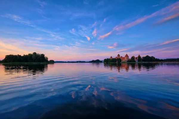 Castillo de la isla de Trakai en el lago Galve, Lituania —  Fotos de Stock