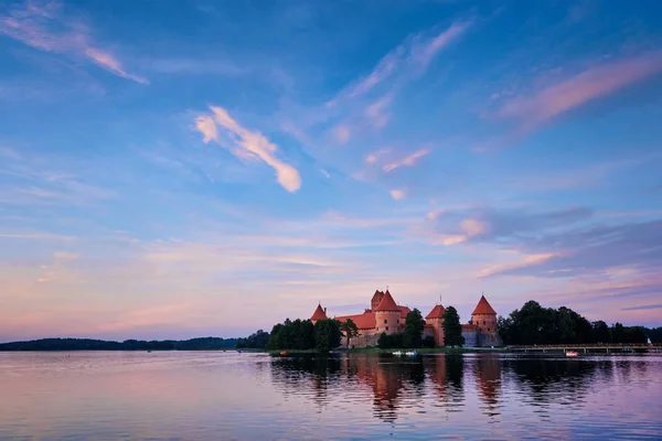 Zamek na wyspie Trakai, Jezioro Galve, Litwa — Zdjęcie stockowe