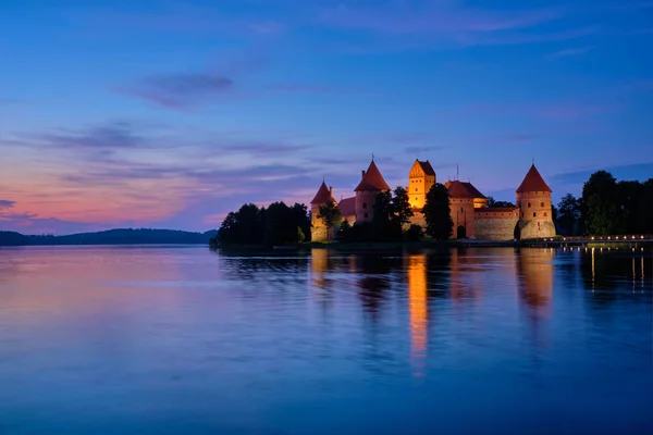 Zamek na wyspie Trakai, Jezioro Galve, Litwa — Zdjęcie stockowe