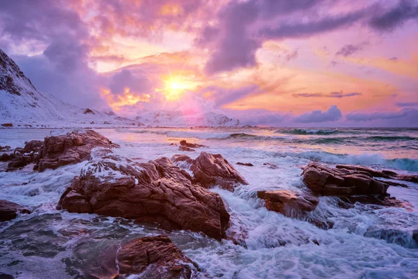 Noorse Zee golven op rotsachtige kust van de Lofoten eilanden, Noorwegen — Stockfoto