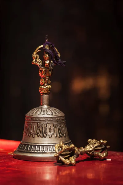 Objetos rituales budistas tibetanos - vajra y campana — Foto de Stock