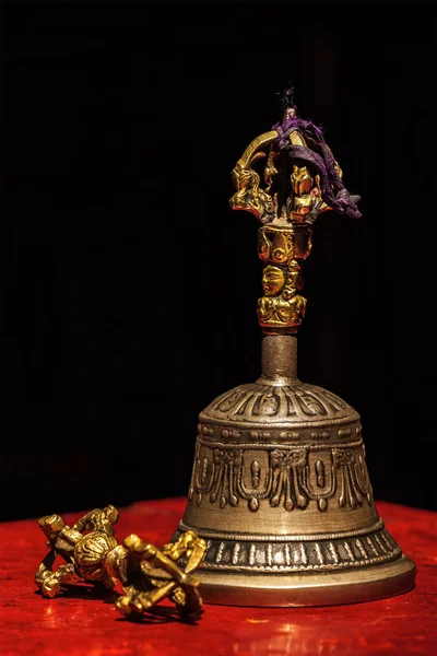 Тибетский буддийский ритуал - ваджра и колокол — стоковое фото