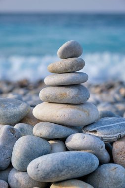 Zen dengeli taşlar plajda istiflenir