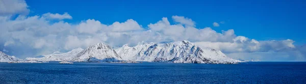 Lofoten islands and Norwegian sea in winter, Norway — Stock Photo, Image