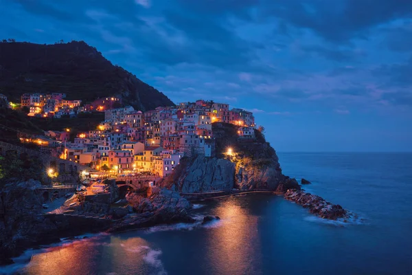 Manarola Dorf in der Nacht, Cinque Terre, Ligurien, Italien — Stockfoto