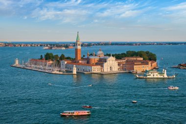 Tekneler ve San Giorgio di Maggiore kilise ile Venedik lagünü havadan görünümü. Venedik, İtalya
