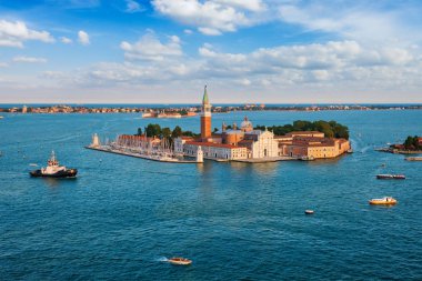 Tekneler ve San Giorgio di Maggiore kilise ile Venedik lagünü havadan görünümü. Venedik, İtalya