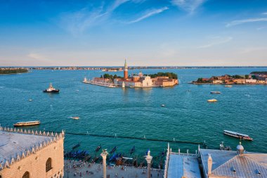 Tekneler ve San Giorgio di Maggiore kilise ile Venedik lagünü havadan görünümü. Venedik, İtalya
