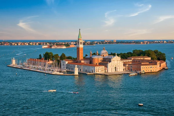 Luchtfoto van de lagune van Venetië met boten en de kerk San Giorgio di Maggiore. Venetië, Italië — Stockfoto