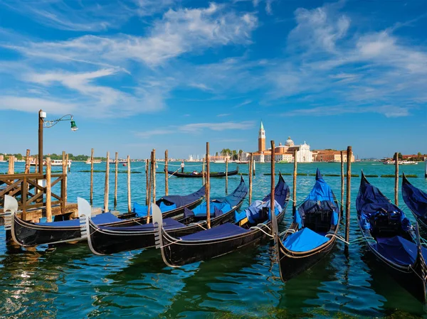 Gôndolas e na lagoa de Veneza pela Praça São Marcos San Marco — Fotografia de Stock