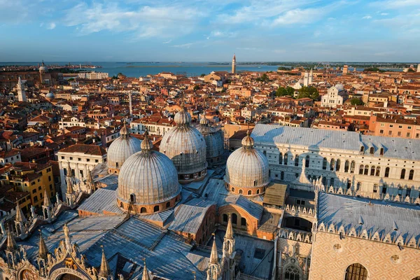 Luchtfoto van Venetië met de basiliek van St. Marks en het paleis van doges. Venetië, Italië — Stockfoto