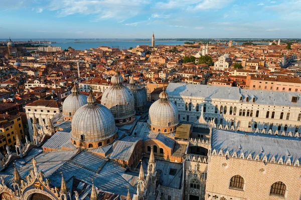 Luchtfoto van Venetië met de basiliek van St. Marks en het paleis van doges. Venetië, Italië — Stockfoto