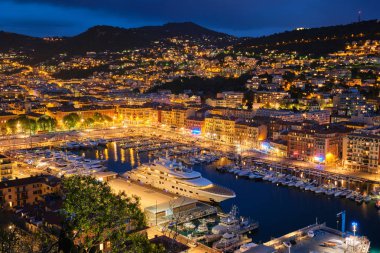Akşamları Fransa 'da yatlı Old Port of Nice manzarası