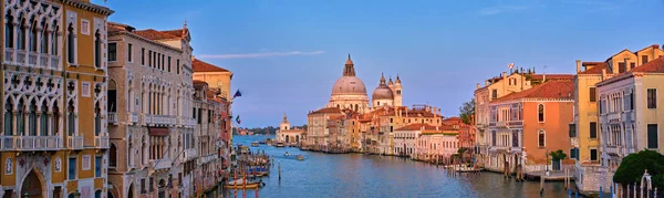 Panorama del Gran Canal de Venecia y la iglesia de Santa Maria della Salute al atardecer —  Fotos de Stock