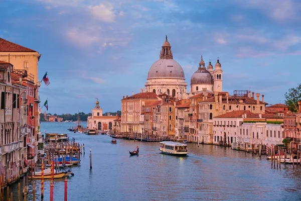 Vista del Gran Canal de Venecia y la iglesia de Santa Maria della Salute al atardecer — Foto de Stock