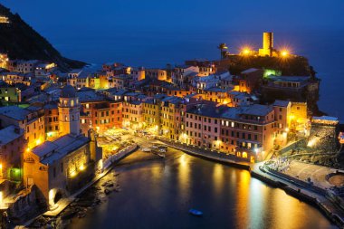 Vernazza köyü gece aydınlandı, Cinque Terre, Liguria, İtalya