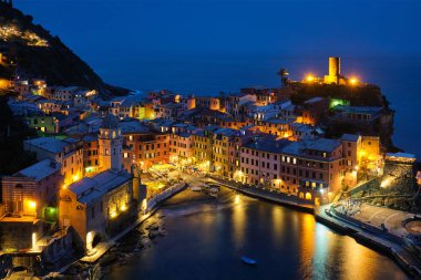 Vernazza köyü gece aydınlandı, Cinque Terre, Liguria, İtalya