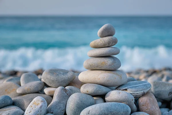 Zen balanserade stenar stack på stranden — Stockfoto