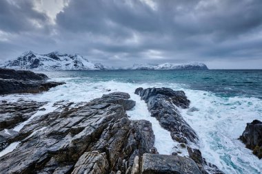 Norveç 'in Lofoten Adaları' nın kayalık sahillerinde Norveç Denizi dalgaları