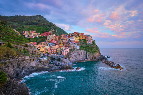 Wieś Manarola o zachodzie słońca, Cinque Terre, Liguria, Włochy — Zdjęcie stockowe