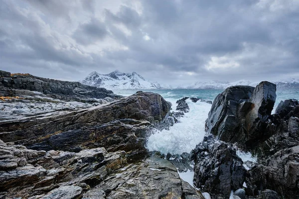 Onde del mare norvegese sulla costa rocciosa delle isole Lofoten, Norvegia — Foto Stock