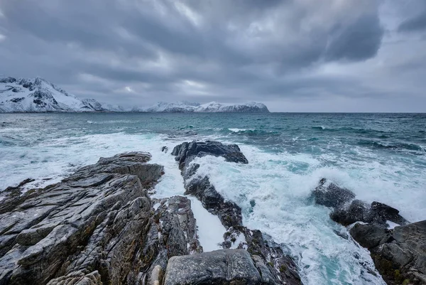 Ondas do mar norueguês na costa rochosa das ilhas Lofoten, Noruega — Fotografia de Stock