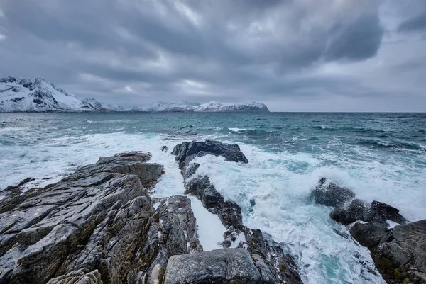 Onde del mare norvegese sulla costa rocciosa delle isole Lofoten, Norvegia — Foto Stock