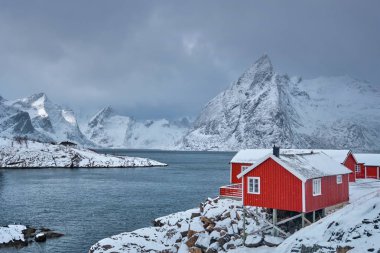 Norveç, Lofoten Adaları 'ndaki Hamnoy balıkçı köyü