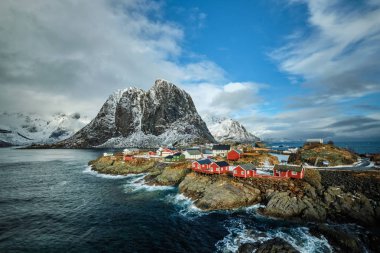 Norveç, Lofoten Adaları 'ndaki Hamnoy balıkçı köyü