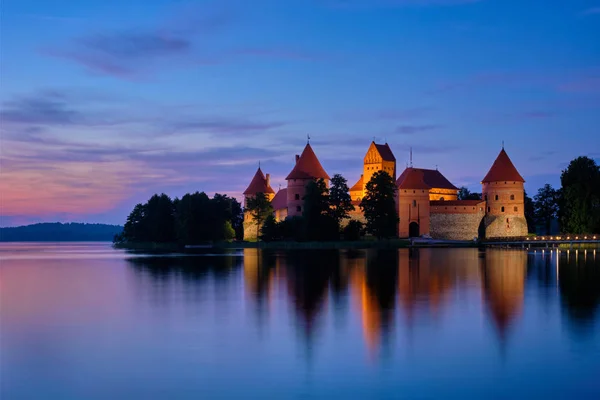 Château de l'île de Trakai dans le lac Galve, Lituanie — Photo