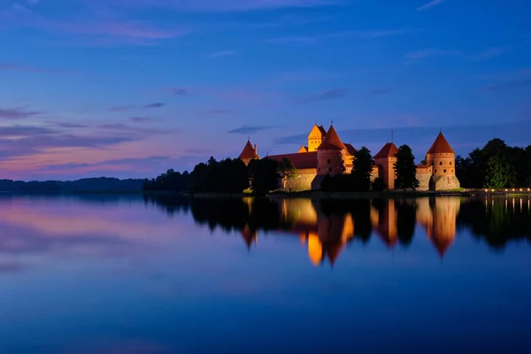 リトアニアのガルヴェ湖にあるトラカイ島城 — ストック写真