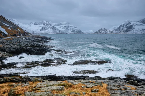 Onde del mare norvegese sulla costa rocciosa delle isole Lofoten, Norvegia — Foto Stock