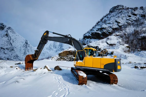 Gammal grävmaskin på vintern — Stockfoto