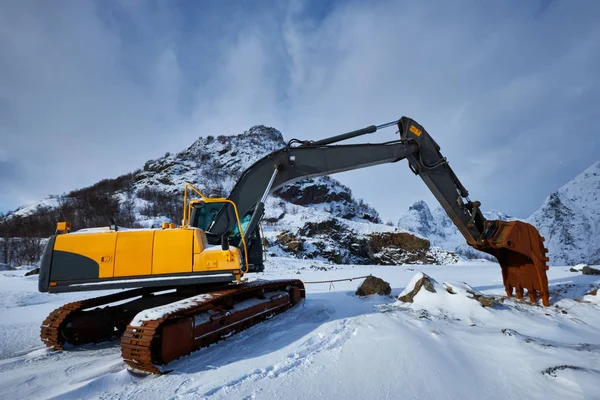 Gammal grävmaskin på vintern — Stockfoto