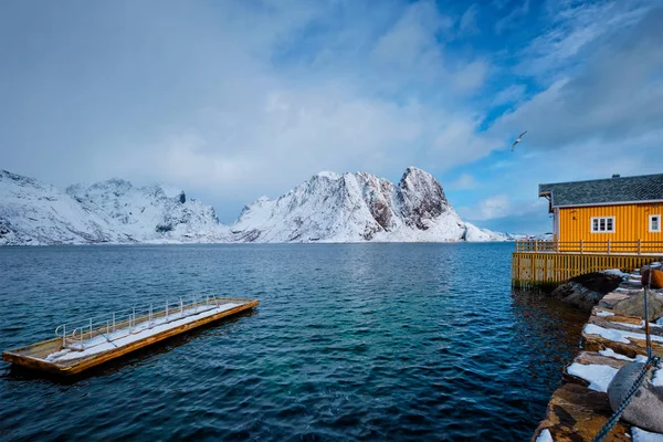 Rybářská vesnice Sakrisoy na Lofotenských ostrovech, Norsko — Stock fotografie