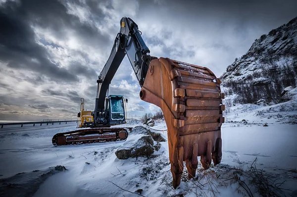 Gammal grävmaskin på vintern — Stockfoto